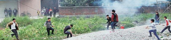 花炮爆炸后将铁圈冲上天空,抢花炮的人群向铁环飞出的方向奔去,寻找和抢夺铁环。