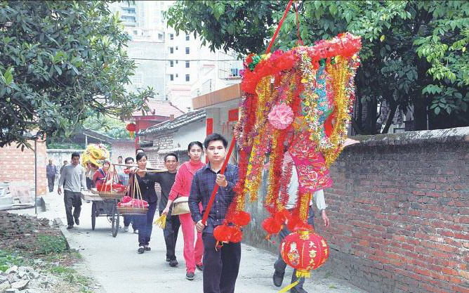 上灯队伍浩浩荡荡向祠堂进发。