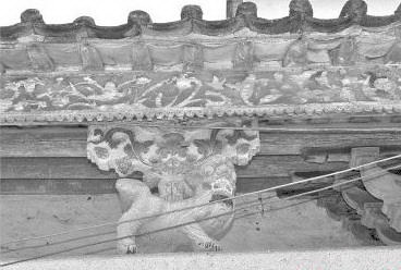 张氏祠堂是大围村的标志性建筑,横梁上雕龙画栋,极尽手工之能事。
