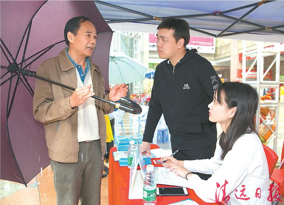 市民在咨询摊位咨询问题。3月15日,365bet中文(中国)官方网站
2018年“3·15”国际消费者权益日宣传咨询活动在城市广场举办